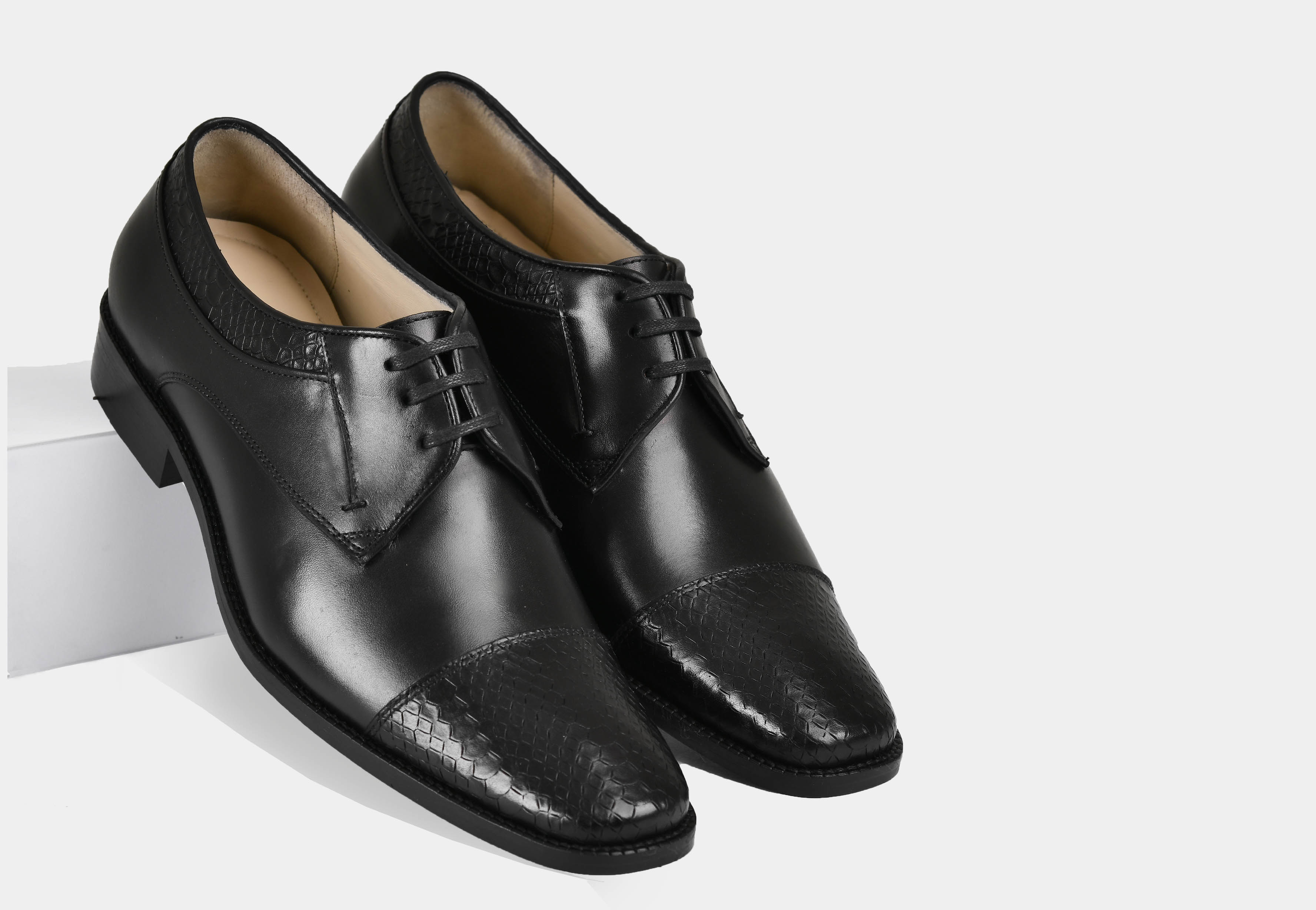 ALVARO | BLACK LACEUP