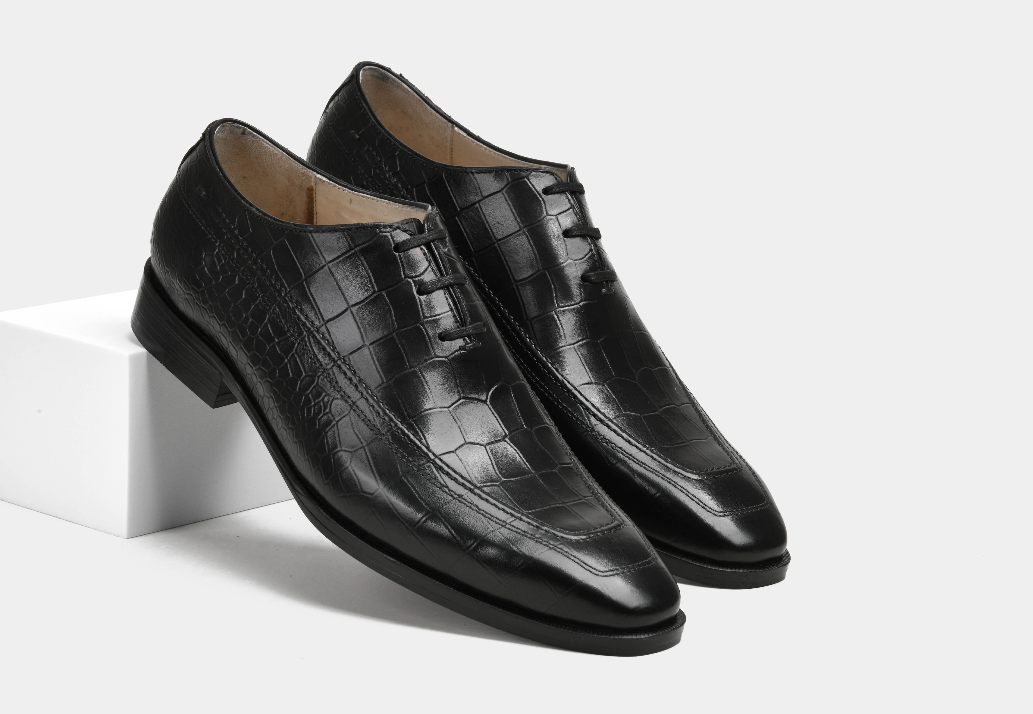 RICCARDO | MEN BLACK CROCO WHOLECUT LACE-UPS