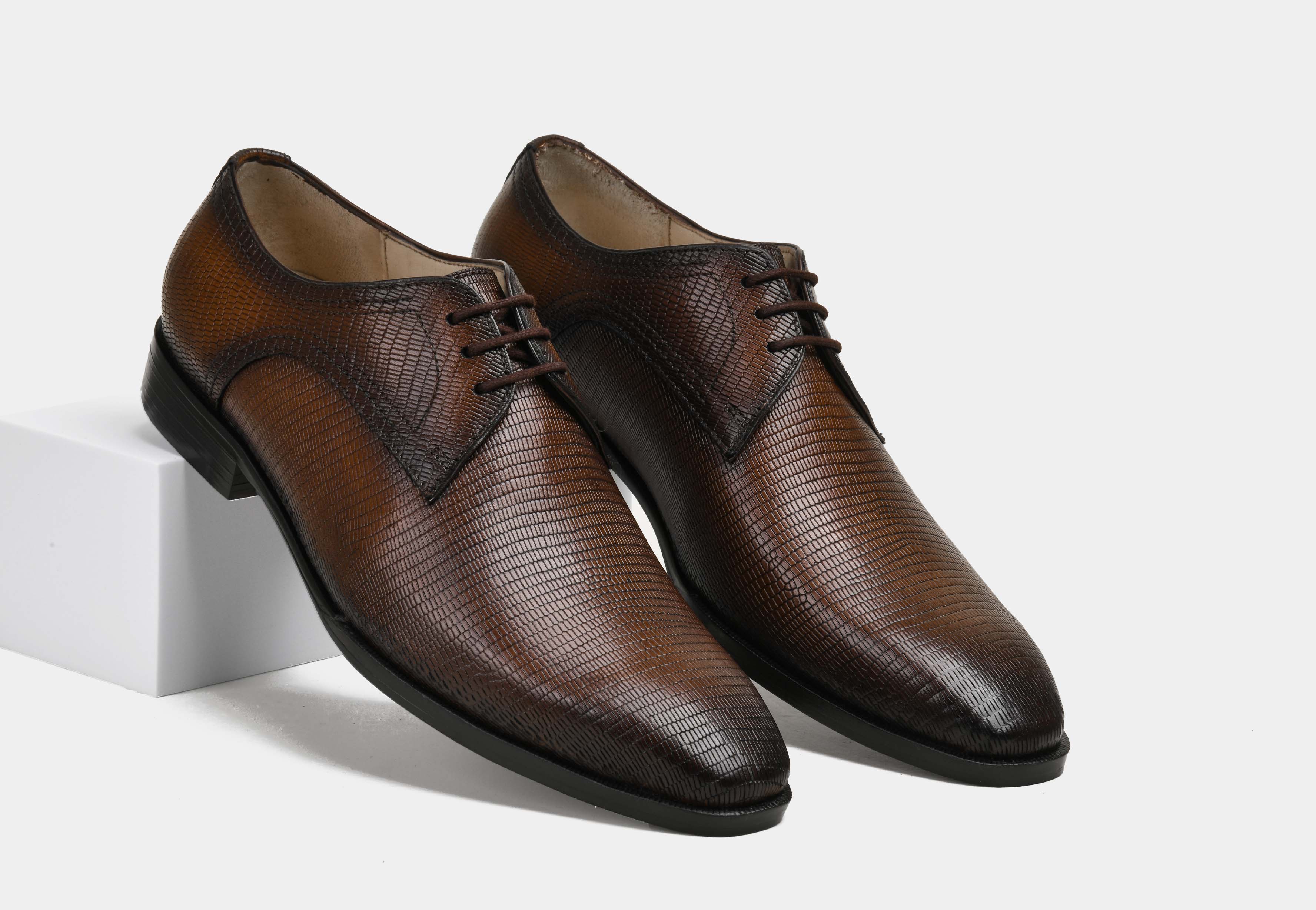 Amreo | MEN BROWN TEXTURED DERBIES