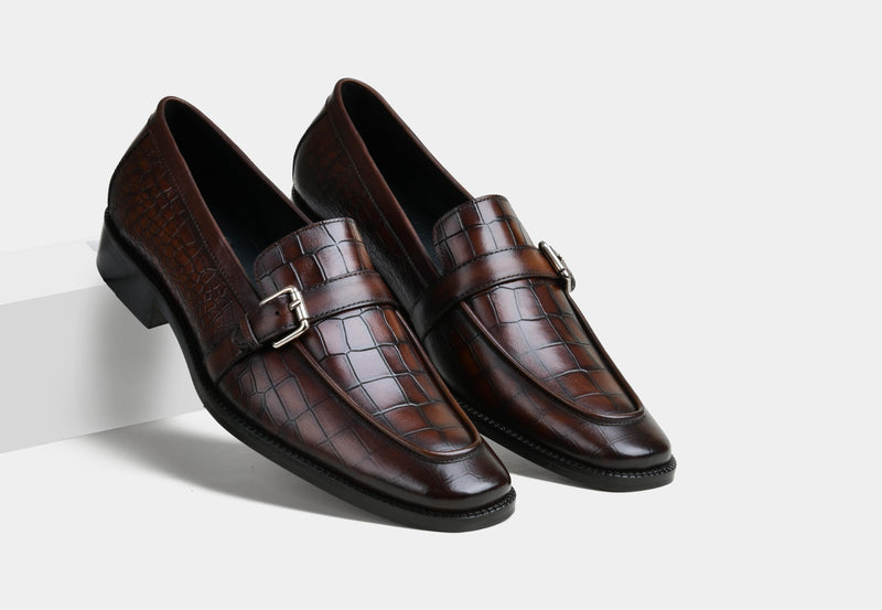 KLEIN | MEN BUCKLE STRAP LOAFERS IN CROC BROWN